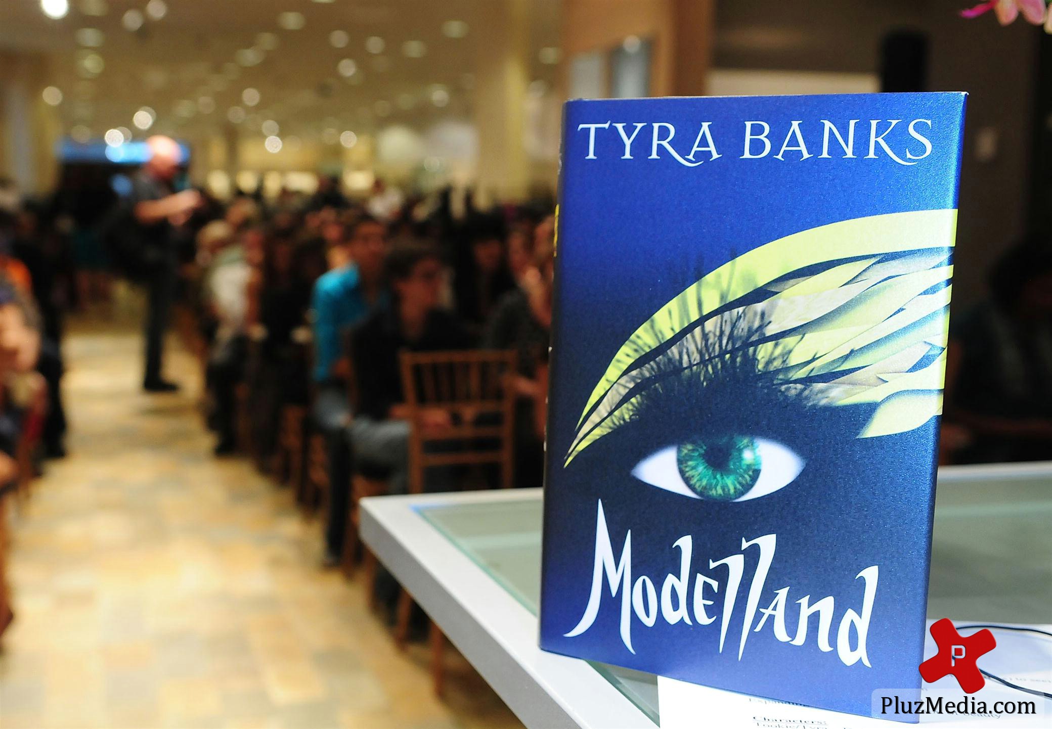 Tyra Banks greets fans and signs copies of her book 'Modelland' | Picture 82546